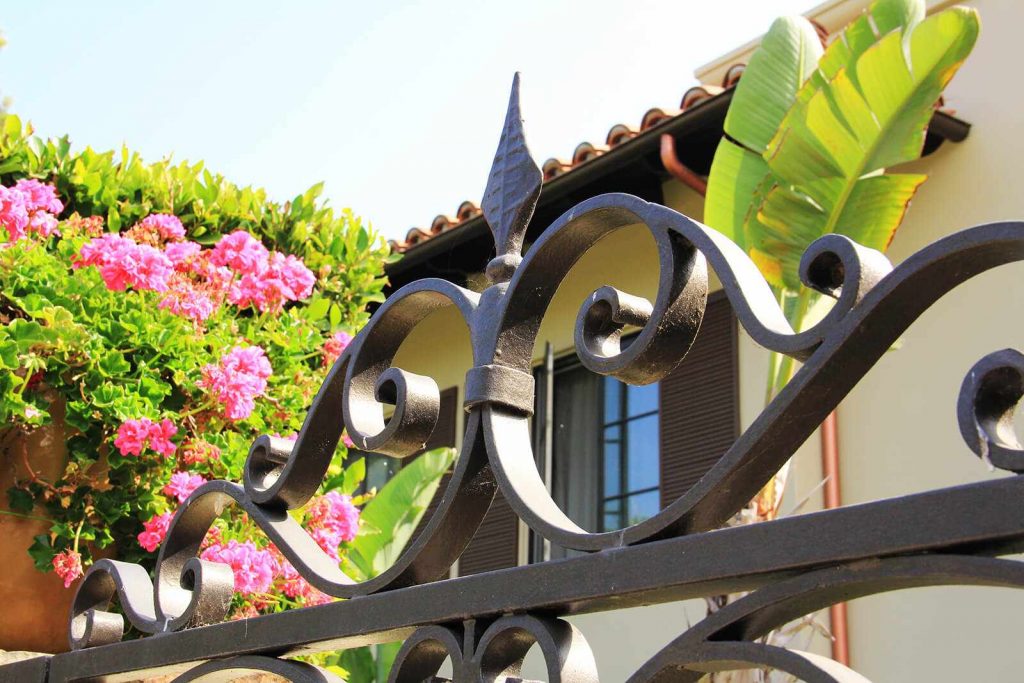 Steel gate top