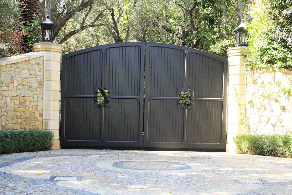 Bifold steel gate with vertical wood inserts