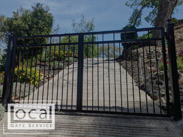 Black Metal Driveway Gate and Double Swing with Gate Automation System